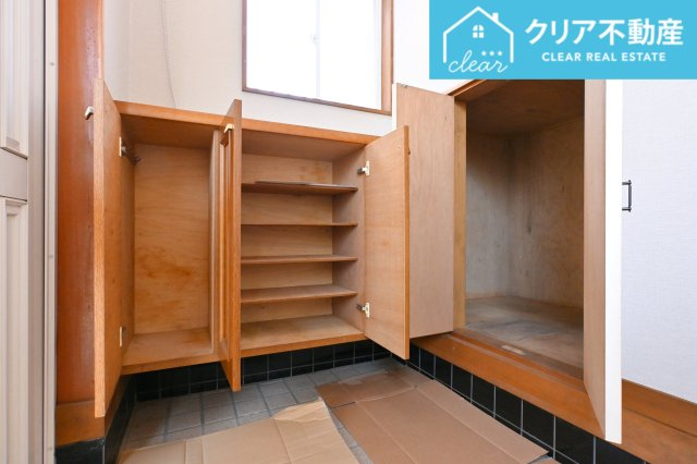 【玄関】 | 太田市大原町　中古住宅 | 大型のシューズボックスがあるので、家族全員の靴をしっかり収納！玄関スッキリ！