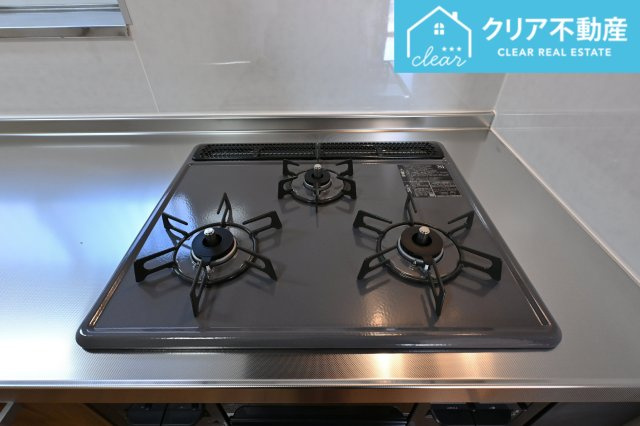 【設備】 | 太田市大原町　中古住宅 | 三口コンロで家事効率アップ！