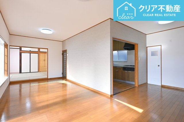 【居間・リビング】 | 太田市大原町　中古住宅 | 日当たりがよく広いリビングは家族が自然と集まる居心地の良い空間です♪
