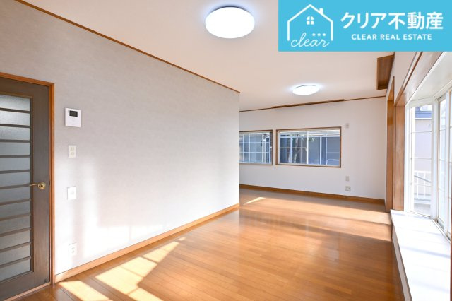 【居間・リビング】 | 太田市大原町　中古住宅 | 大型ＴＶも余裕で置けちゃう！ワイドなリビングで家族団らんの時間も増えそうですね♪