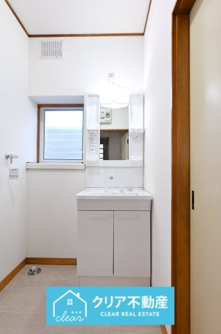 【独立洗面台】 | 太田市大原町　中古住宅 | 3面ミラーの後ろは収納スペースを完備。生活感のあるものは隠して、スッキリシンプルな洗面台に！