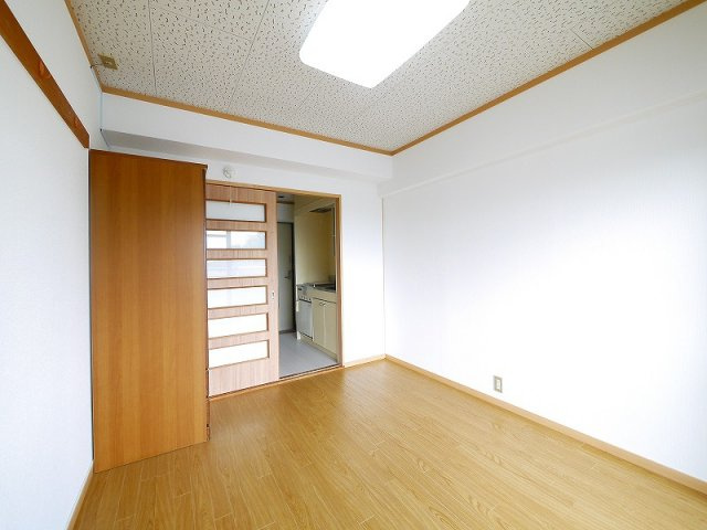 アイリスハイツ1号館の居間・リビング|こちらのリビングで趣味の時間をお楽しみください