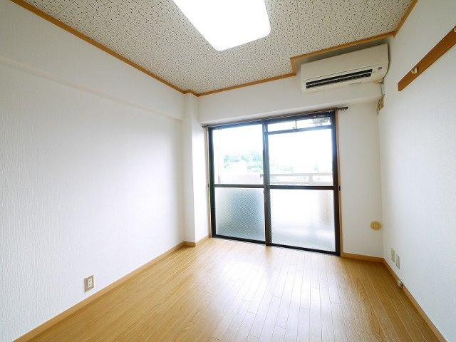 アイリスハイツ1号館の洋室|個人の部屋や寝室として使える洋室です