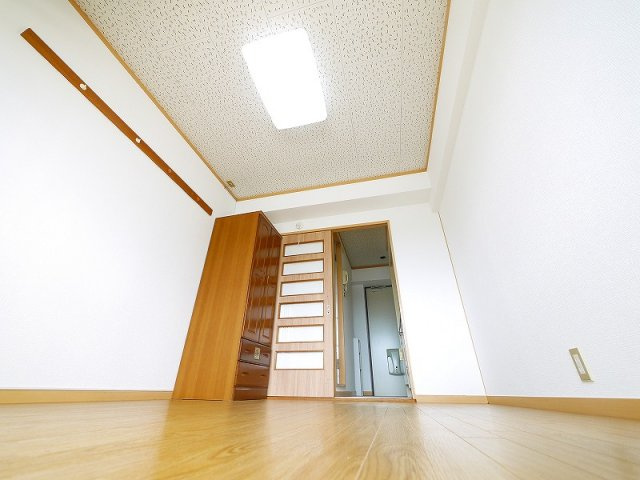 アイリスハイツ1号館の居間・リビング|こちらの居間で趣味の時間をお楽しみください