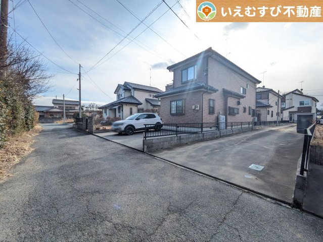 羽生市加羽ケ崎　中古戸建の前面道路含む現地写真