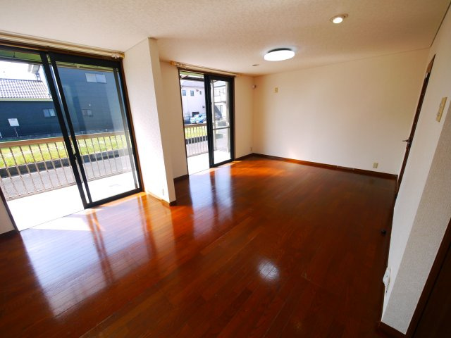 茂原市法目　中古戸建の居間・リビング|内装一部リフォーム済み令和8年1月 ミサワホーム施工 リビング約18帖 オール電化 カーポート2台