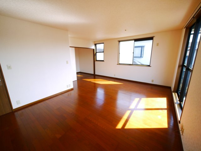 茂原市法目　中古戸建の居間・リビング|内装一部リフォーム済み令和8年1月 ミサワホーム施工 リビング約18帖 オール電化 カーポート2台