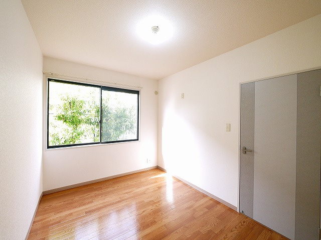 グローバルハイツ鳩之門Aの内装|明るい室内です