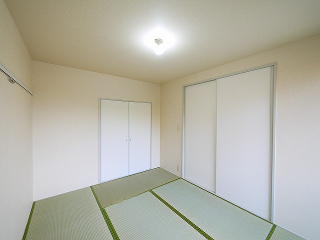 グローバルハイツ鳩之門Aの和室|和室ならではの温かな和の空間で寛ぎの時間を過ごせます