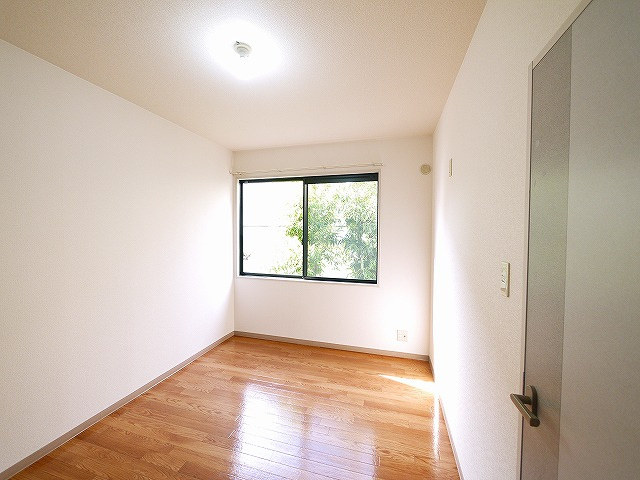 グローバルハイツ鳩之門Aの洋室|ゆったりした洋室です