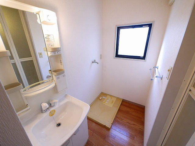 グローバルハイツ鳩之門Aの洗面所|脱衣スペースもあります