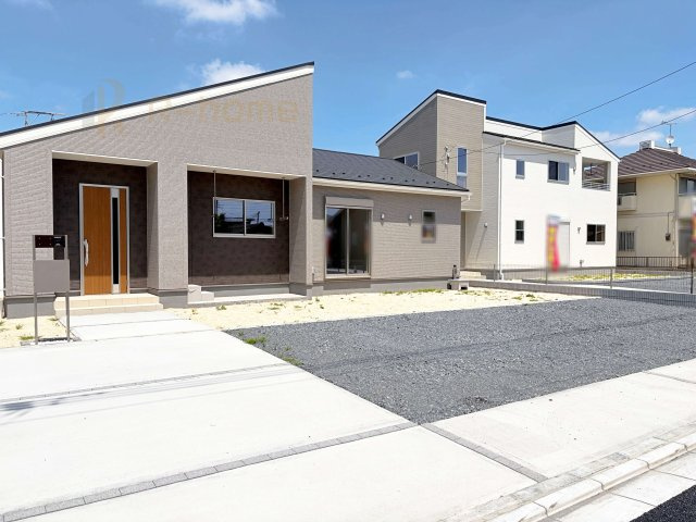 常陸大宮市中富町第3　新築戸建て　2号棟の駐車場|カースペースは3台完備。ゲスト用のスペースも確保できますね♪