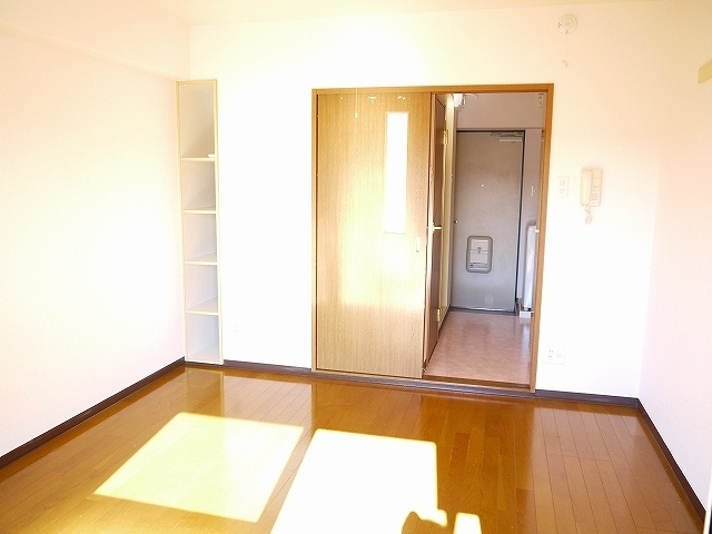 アイリスハイツ6号館の居間・リビング|こちらの部屋で趣味の時間をお楽しみください