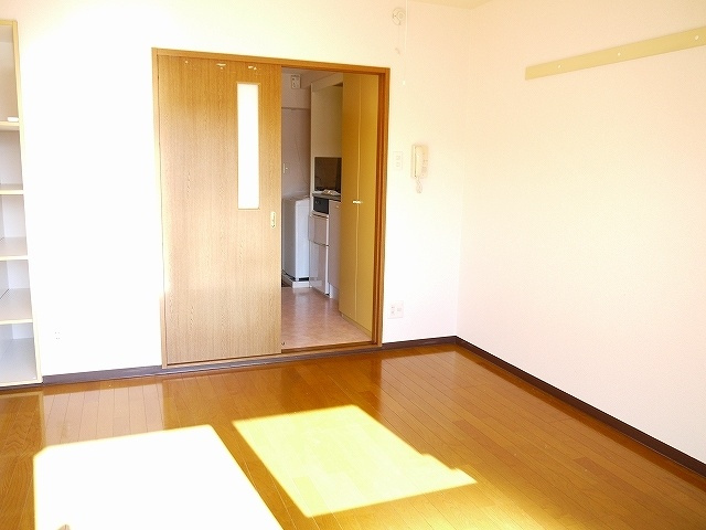 アイリスハイツ6号館の洋室|明るい洋室です