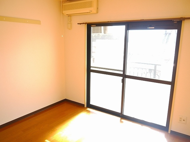 アイリスハイツ6号館の洋室|広々とした洋室です