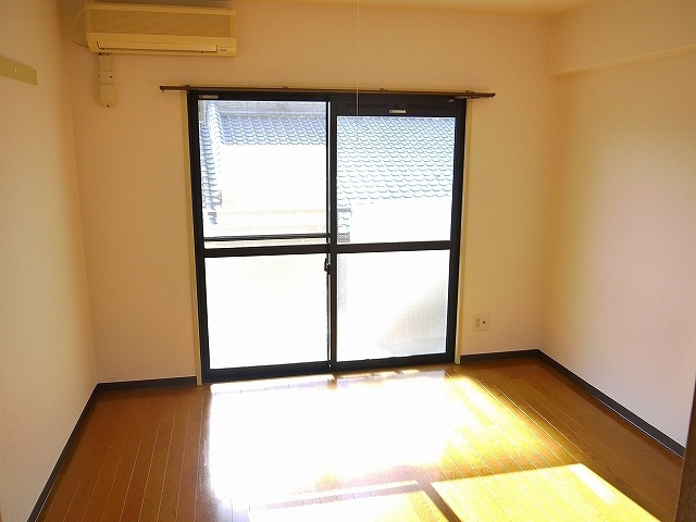 アイリスハイツ6号館の寝室|落ち着いた色調のお部屋です