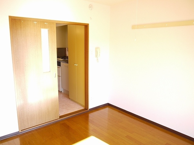 アイリスハイツ6号館の居間・リビング|スタンダードな洋室です