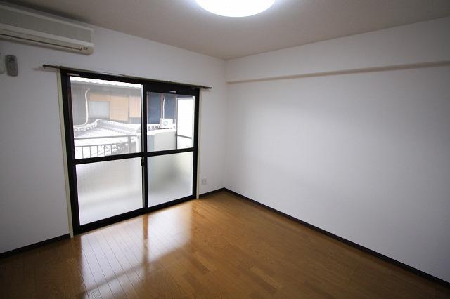 アイリスハイツ6号館の寝室|スタンダードな洋室です