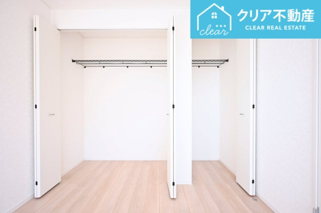 【収納】 | 桐生市相生町第17　クレイドルガーデン　2号棟 | 壁一面を使用したウォークインクローゼットは大容量で使い勝手もバッチリ！