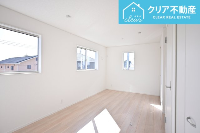 【洋室】 | 桐生市相生町第17　クレイドルガーデン　2号棟 | 三面採光で間仕切りしても明るいお部屋で過ごせます♪