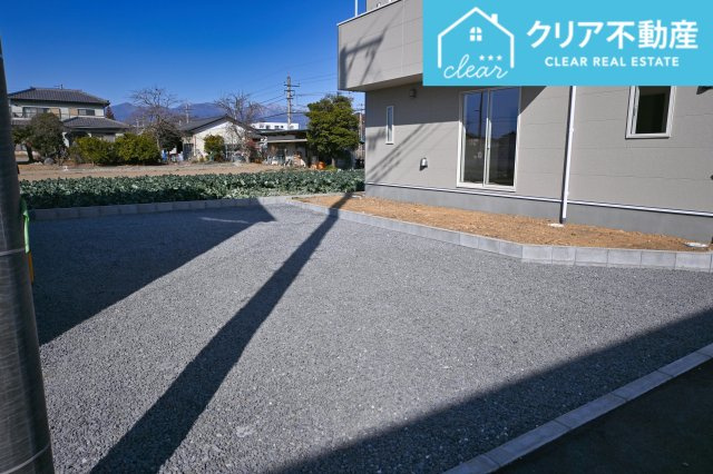 【駐車場】 | 桐生市相生町第17　クレイドルガーデン　2号棟 | 広々とした駐車場は３台以上駐車可能です♪