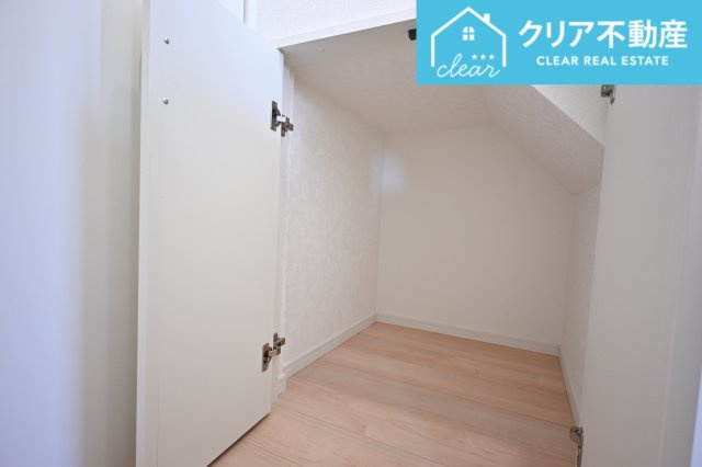 【収納】 | 桐生市相生町第17　クレイドルガーデン　2号棟 | 玄関には階段下収納付き♪多用途でご使用いただけます！