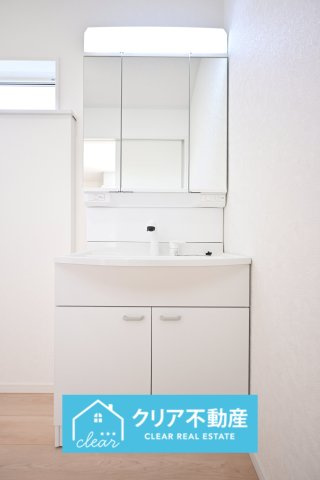 【独立洗面台】 | 8/11値下げ！桐生市相生町第17 | 3面ミラーの後ろは収納スペースを完備。生活感のあるものは隠して、スッキリシンプルな洗面台に！