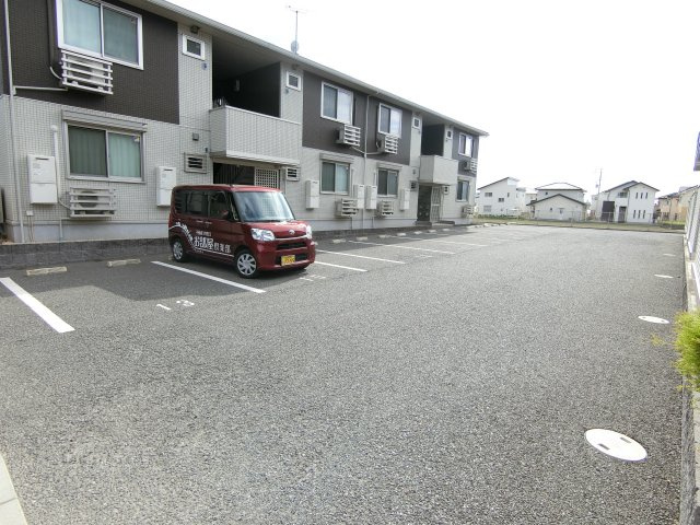 プレミスト　B棟の駐車場