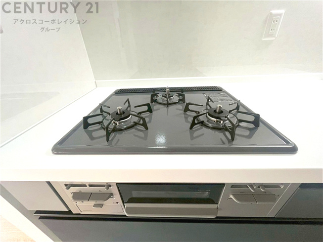 多数の調理器具を同時に使用でき、料理の効率化が可能。省エネで節約になり、様々な料理スタイルに適応できます。また、火力調整が独立しており、手入れや掃除もしやすく、今よりもっとお料理が楽しくなるかも。
