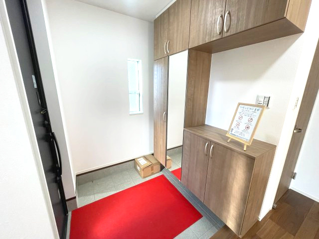 佐伯区千同一丁目　№35273の玄関|飾り棚を利用して
インテリアを楽しめます。