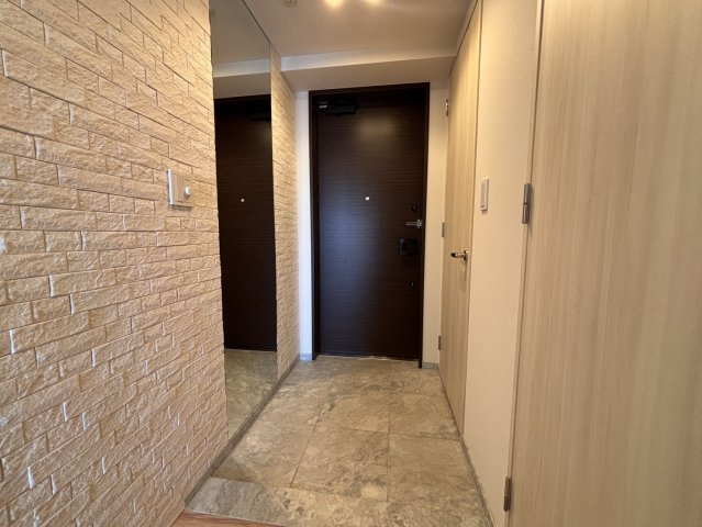 玄関、壁面はエコカラットと姿見鏡を新築時オプションで追加、シューズインクローゼット付