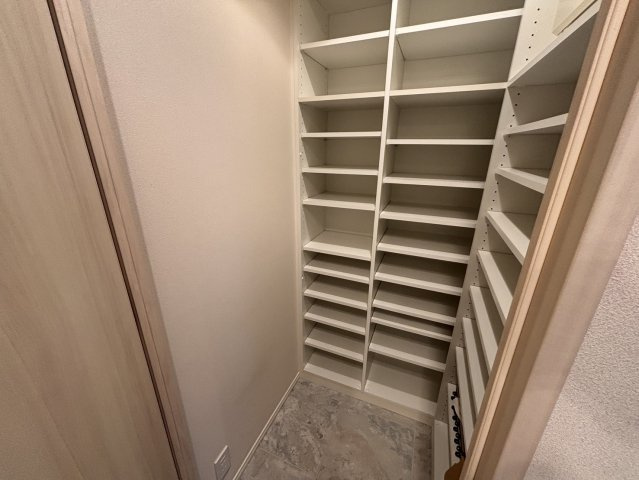 シューズインクローゼット、スーツケースやゴルフバックなども収納可能。
靴が多い方でも十分に使える空間がおすすめです。