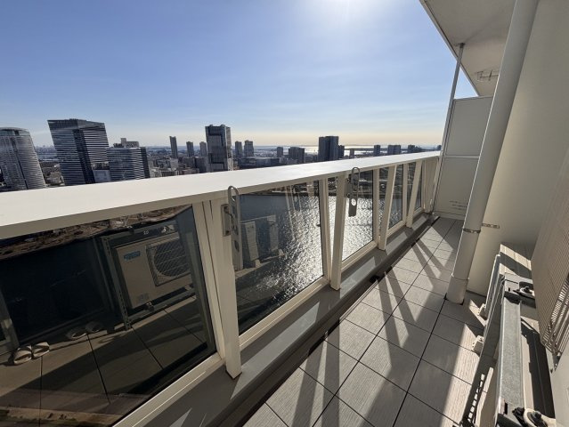 東向きバルコニー、遮るもののない開放的なリバービューです。