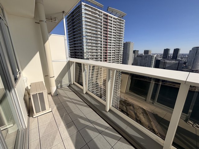 東向きバルコニー、遮るもののない開放的なリバービューです。