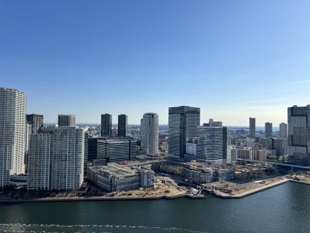 面前に晴海運河、ららぽーと豊洲を見下ろします。