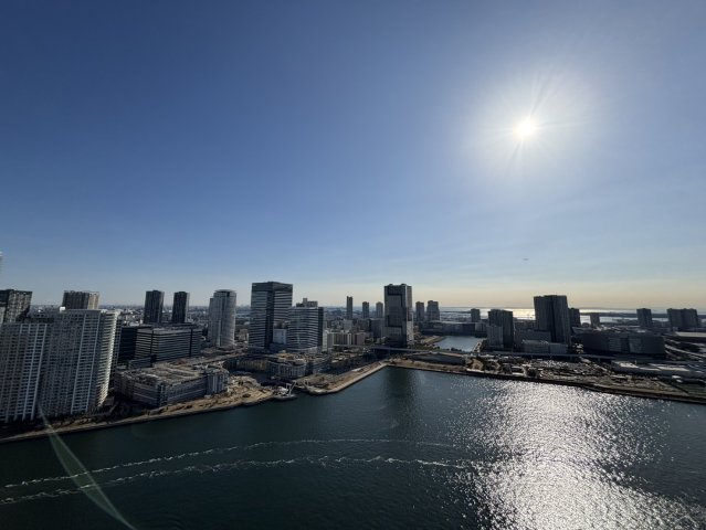 面前に晴海運河、ららぽーと豊洲を見下ろします。
