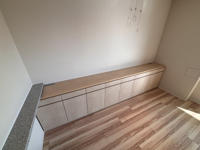 リビングの壁面は収納棚仕様となります。