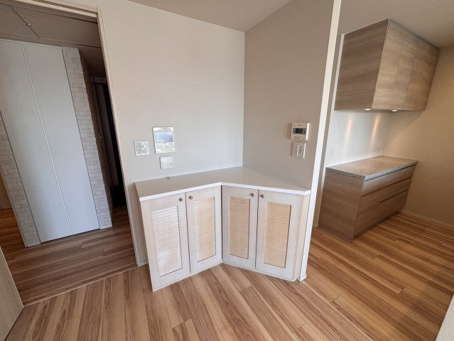 リビングのキッチン横に棚を造作