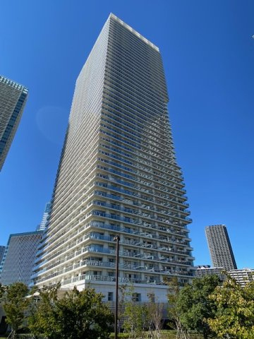 ■三菱地所レジデンス旧分譲　■2016年3月竣工　■免震構造のタワーレジデンス　■充実した共用施設　■24時間有人管理　■鉄骨鉄筋コンクリート造地下1階付49階建　■コンシェルジュと警備員滞在