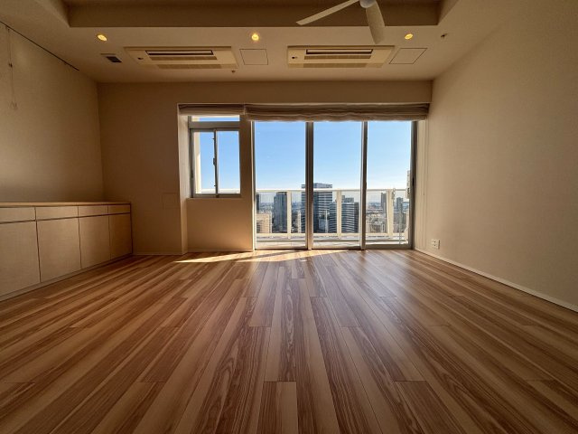 15.2帖のリビング、東向き朝日の差し込む明るいリビングです。