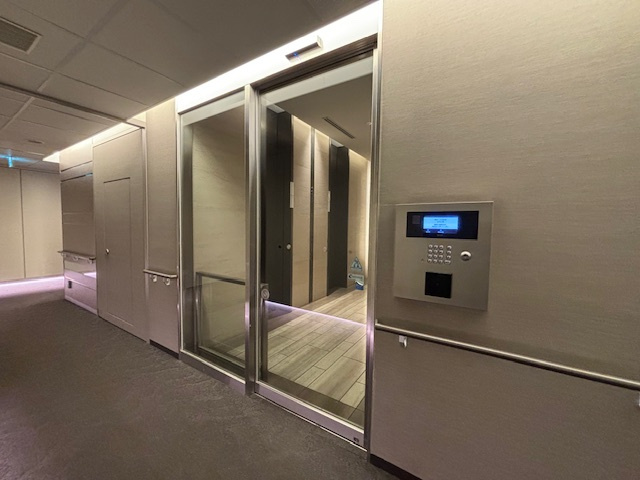エレベーター前のオートロック