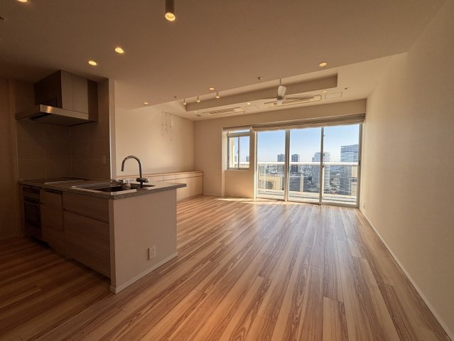 15.2帖のリビング、東向き朝日の差し込む明るいリビングです。