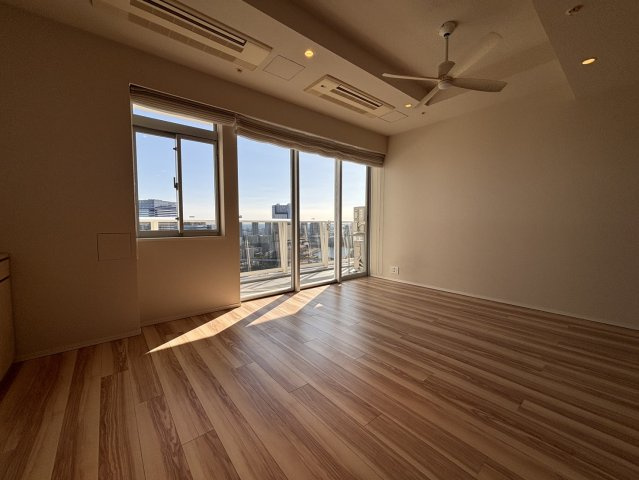 15.2帖のリビング、東向き朝日の差し込む明るいリビングです。