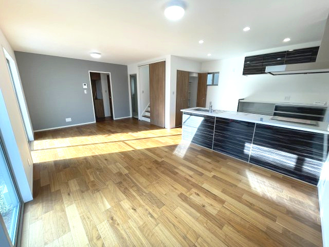 佐伯区千同一丁目　№35273の居間・リビング|ＬＤＫ18帖
ダイニングテーブルやソファを
置いてもゆとりがあります。