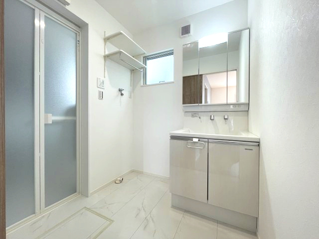 佐伯区千同一丁目　№35273の独立洗面台|三面鏡裏収納があるので
小物もスッキリ収納できます。