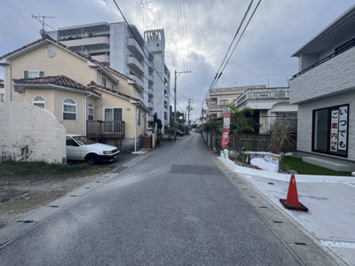 【前面道路含む現地写真】 | 沖縄市東（全3棟）B号棟 | ※南側公道4.9m♪