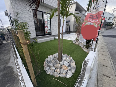 【庭】 | 沖縄市東（全3棟）B号棟 | B号棟　オシャレな植栽が映えるお庭付き♪