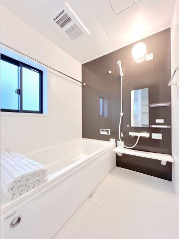 草加市両新田西町　新築分譲住宅　全３邸の浴室|【システムバス】窓付きの明るい開　放感のあるシステムバス。エコフルシャワー・保温浴槽・浴室乾燥機・エコジョーズなどの省エネ設備が標準装備！オシャレな浴室です♪　※写真は施工例です