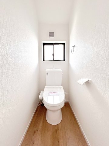 草加市両新田西町　新築分譲住宅　全３邸のトイレ|【トイレ】ウォシュレット付の高性能トイレは、１・２階に完備してあり、清潔でお手入れもラクラク♪※写真は施工例です