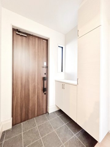 草加市両新田西町　新築分譲住宅　全３邸の玄関|【玄関】高級感のあるオシャレな玄関です。ミラー付きシューズボックスなので全身のコーディネートや身だしなみのチェックに役立ちます♪※写真は施工例です